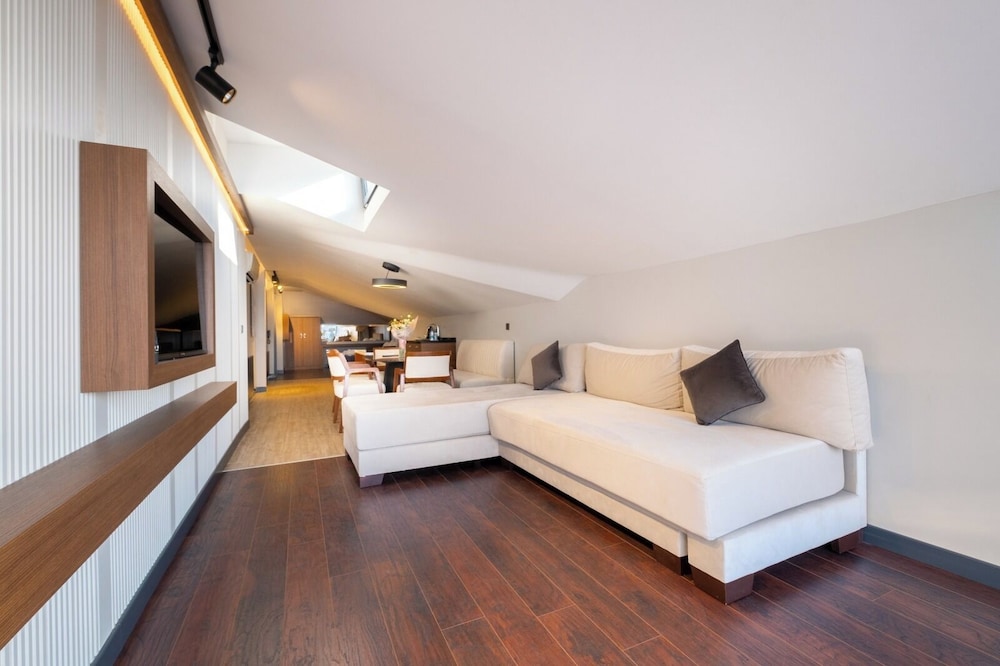 216 Bosphorus Suite 19