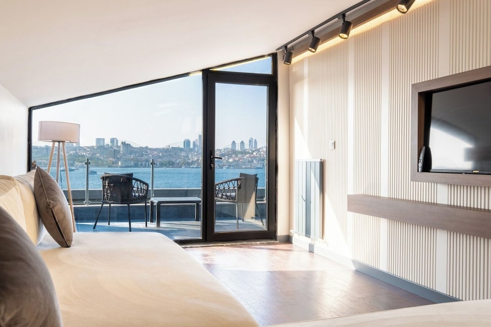216 Bosphorus Suite 23