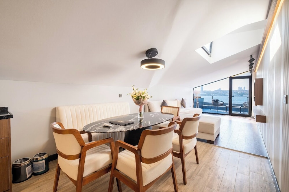 216 Bosphorus Suite 20