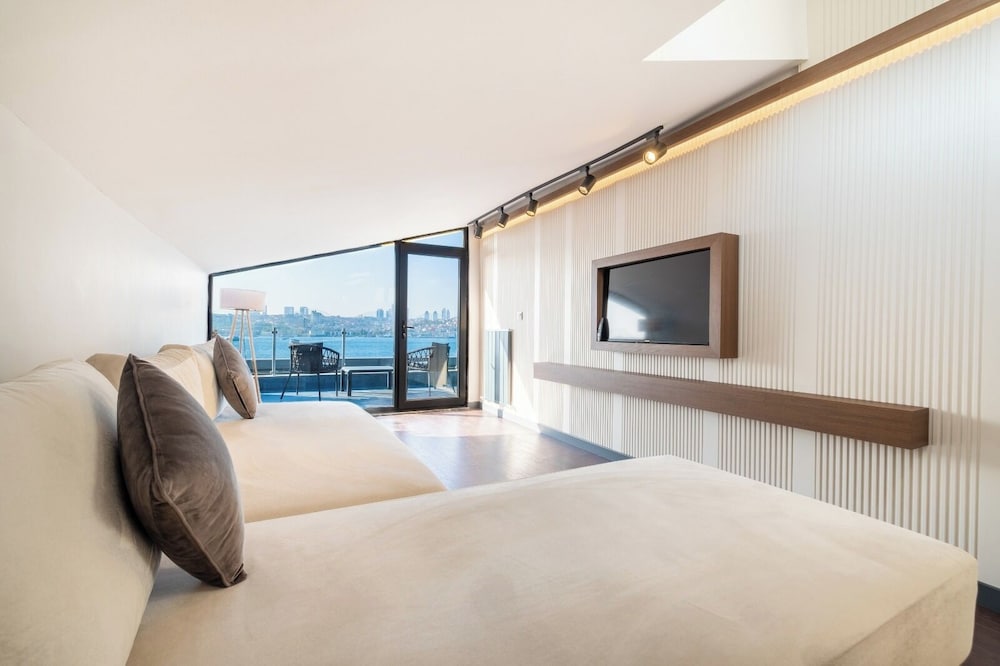 216 Bosphorus Suite 24