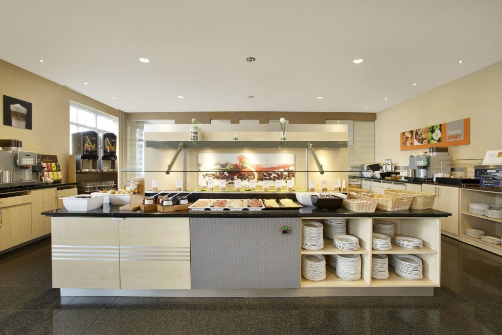 Holiday Inn Express Frankfurt Messe 9