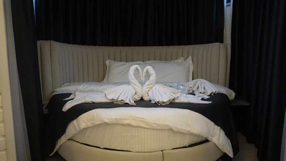 D Twins Airport Hotel 6