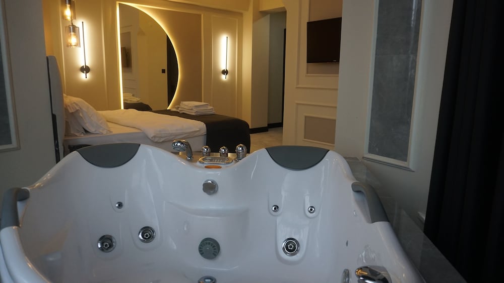 D Twins Airport Hotel 8