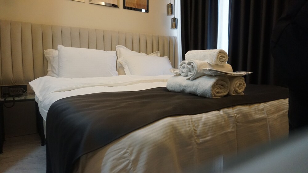 D Twins Airport Hotel 13