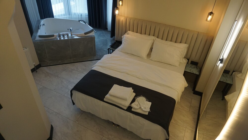 D Twins Airport Hotel 18