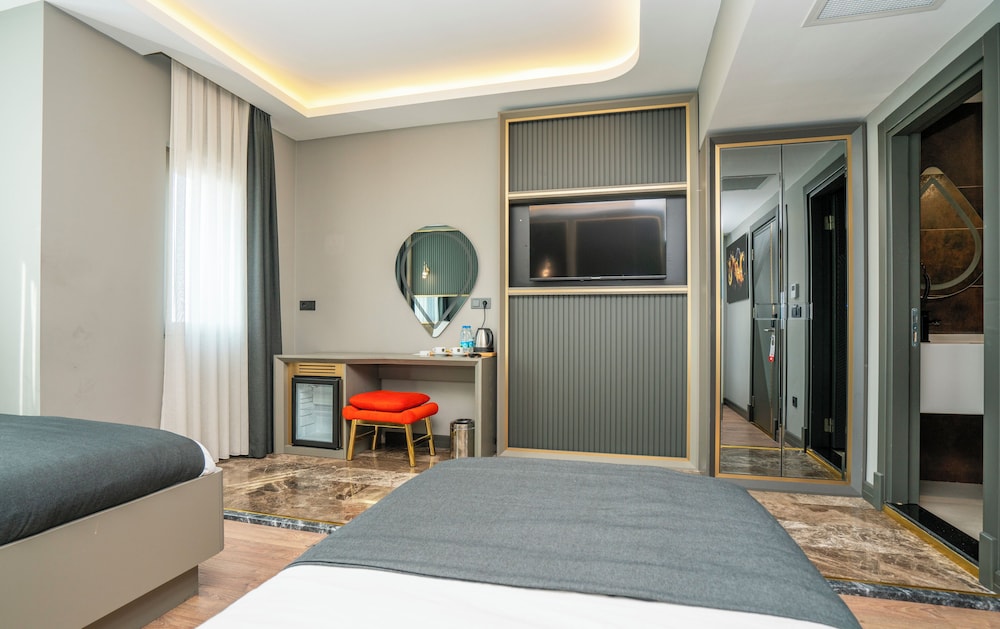 216 Ruby Suite 16