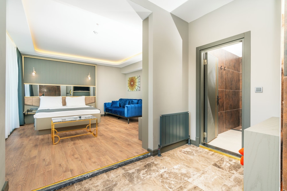 216 Ruby Suite 11