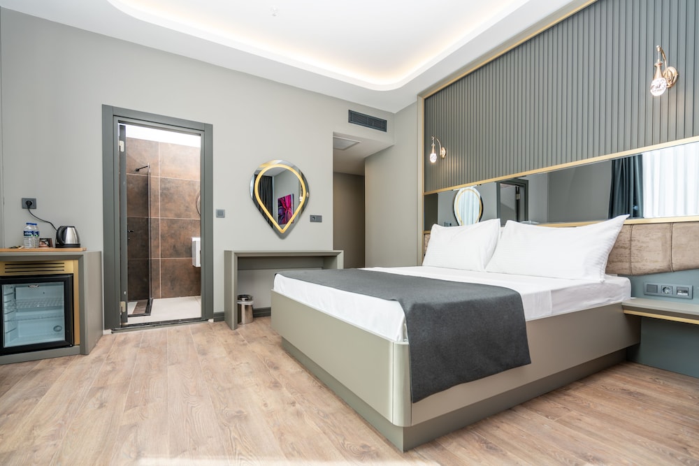 216 Ruby Suite 6
