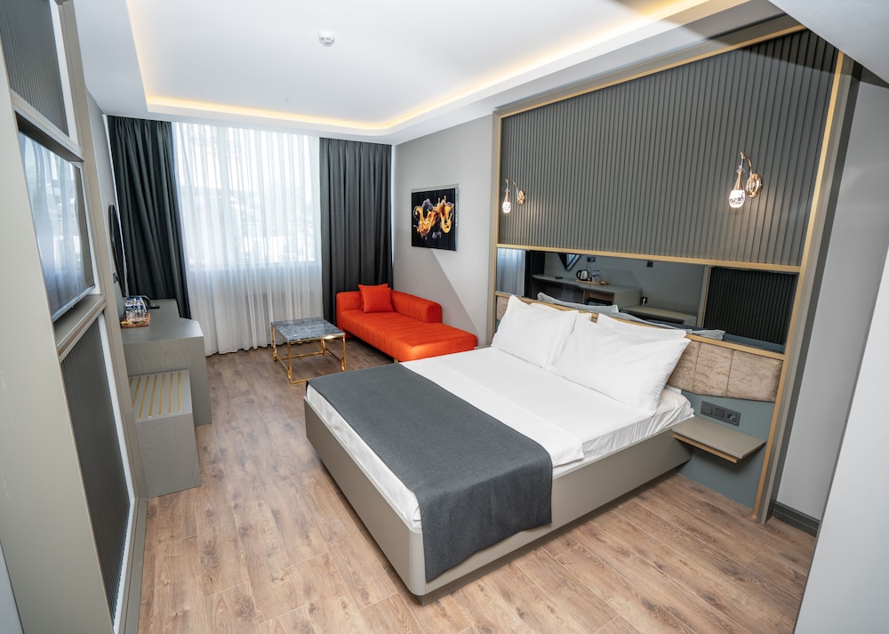 216 Ruby Suite 8