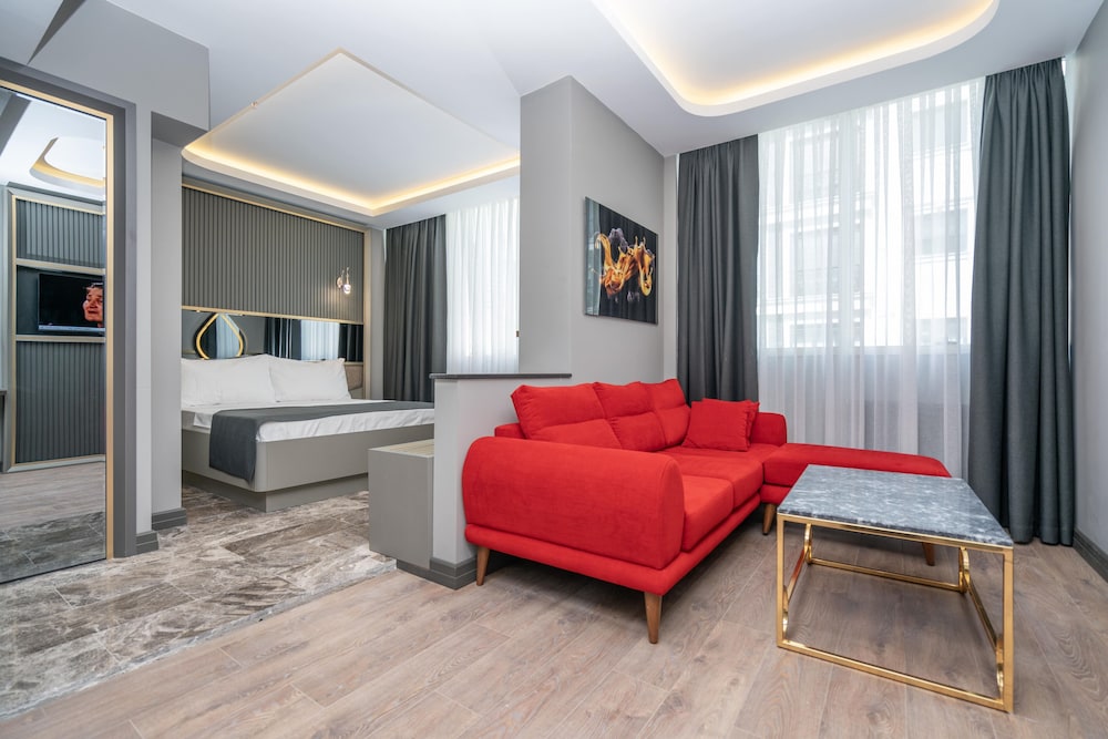 216 Ruby Suite 13
