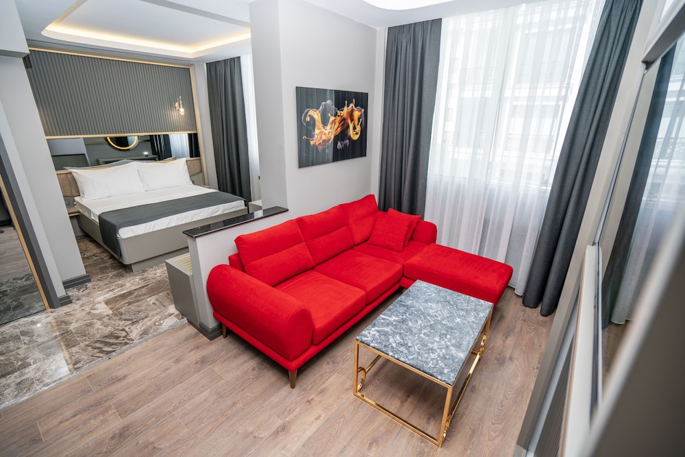 216 Ruby Suite 9
