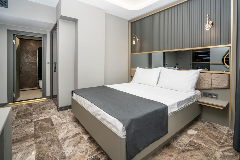 216 Ruby Suite 14