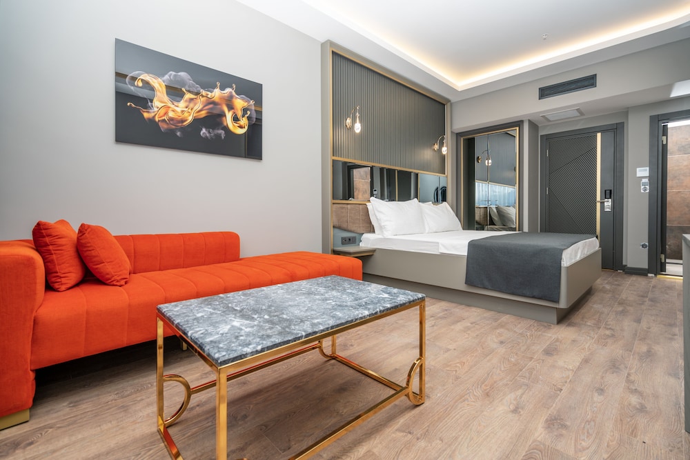 216 Ruby Suite 23
