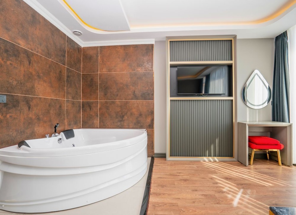 216 Ruby Suite 21