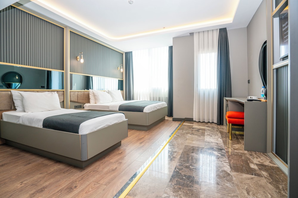 216 Ruby Suite 1
