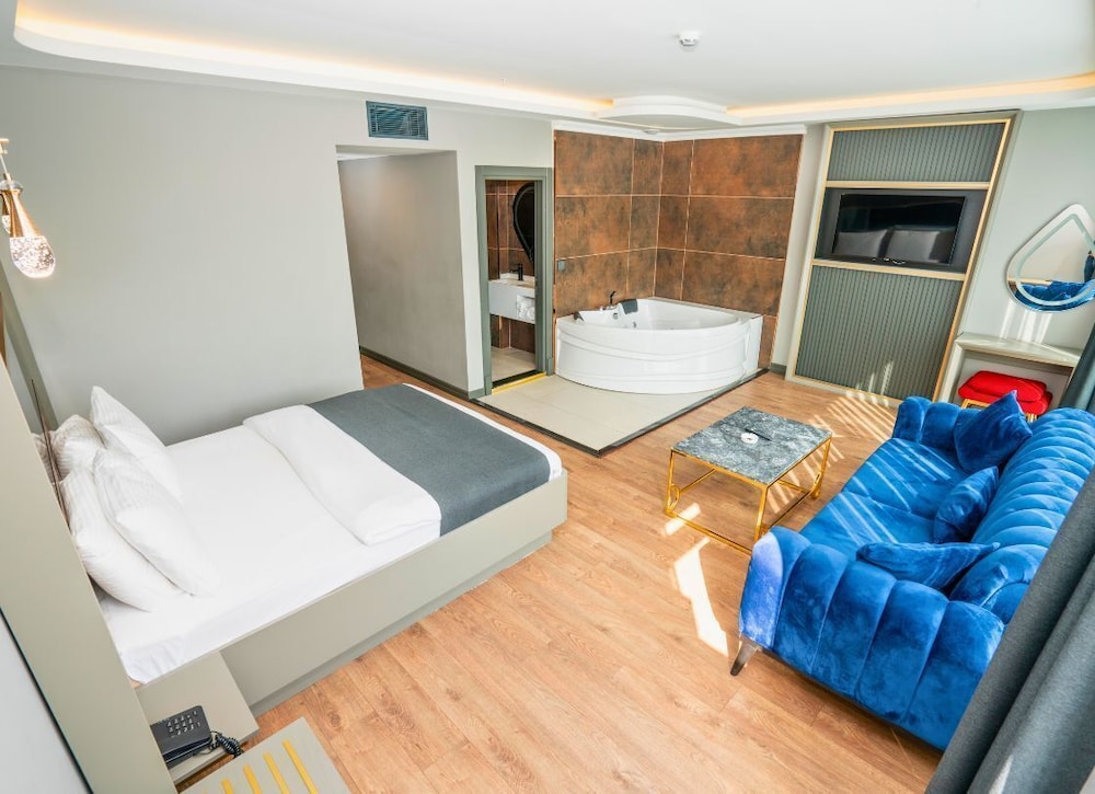 216 Ruby Suite 20