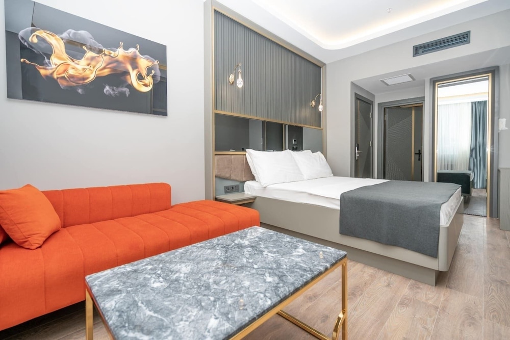 216 Ruby Suite 12