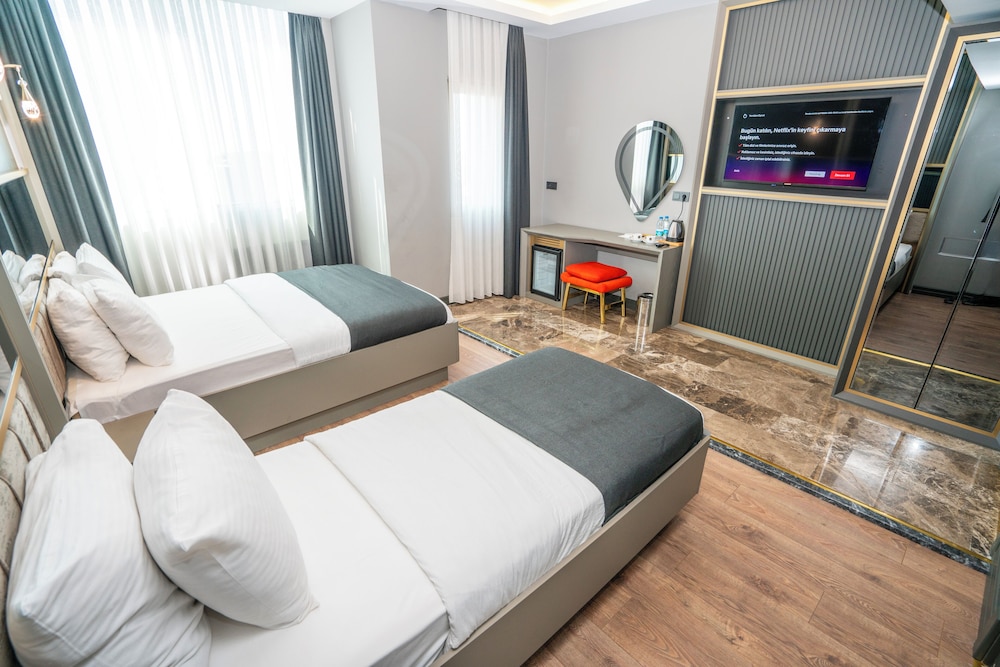 216 Ruby Suite 15
