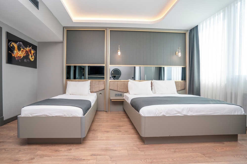 216 Ruby Suite 17