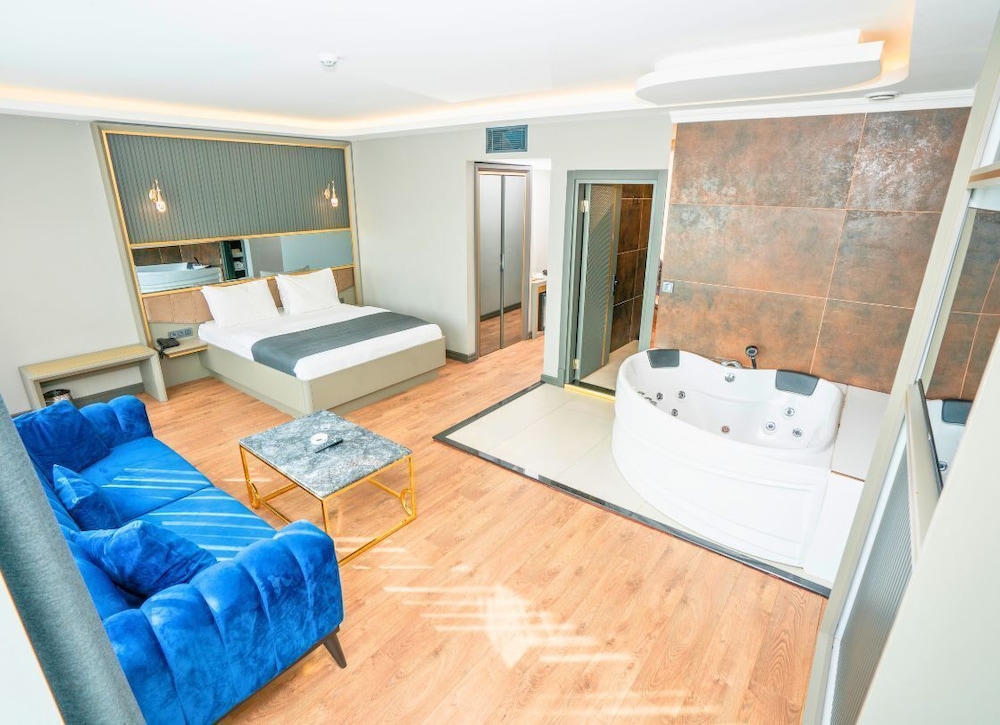 216 Ruby Suite 18