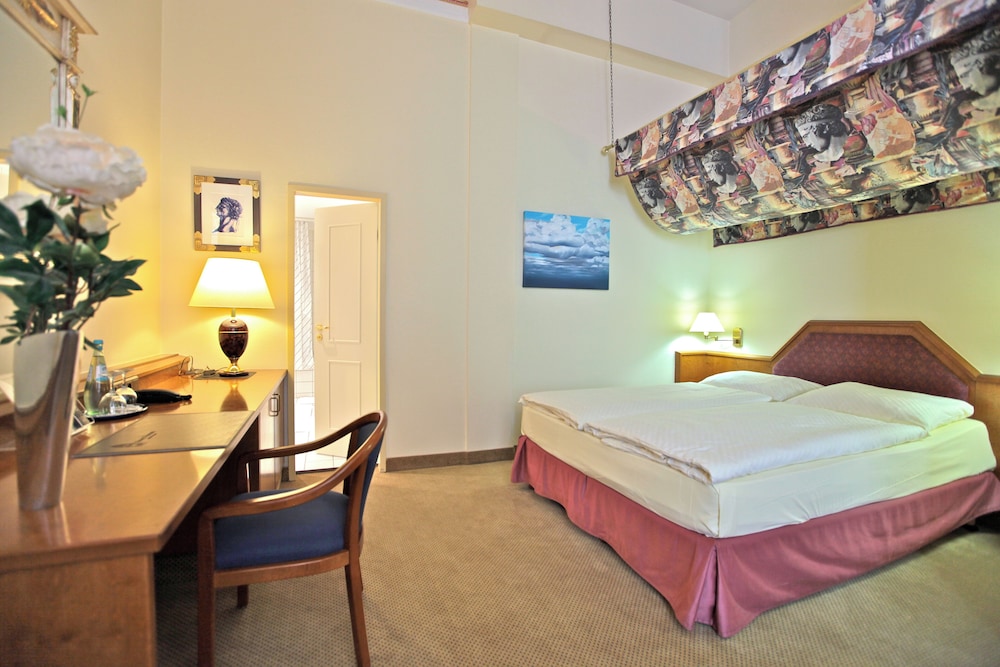 Hotel Viktoria 12