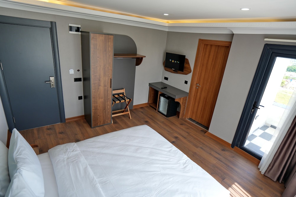Shelton Airport Otel 18