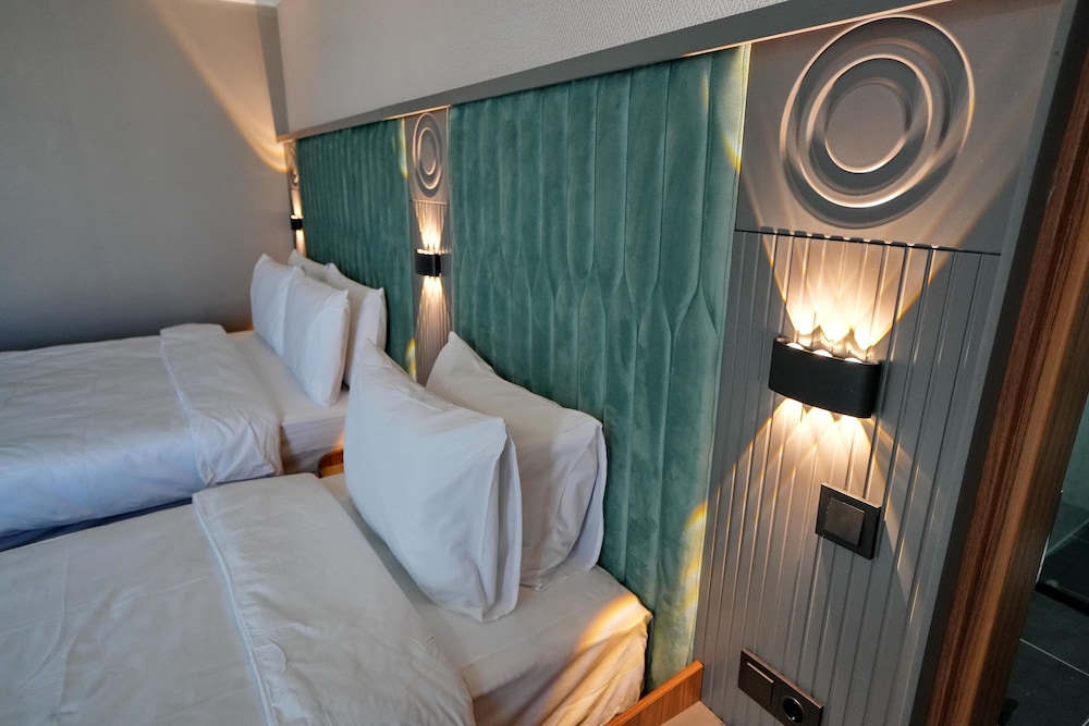 Shelton Airport Otel 8