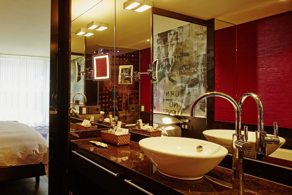 Savoy 19