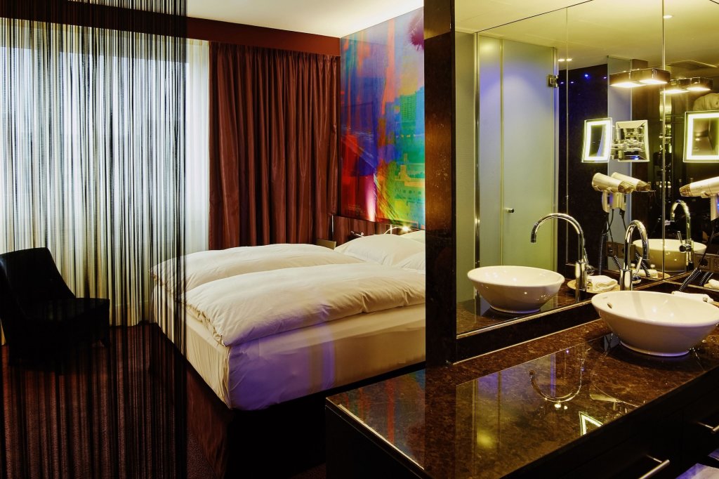 Savoy 8