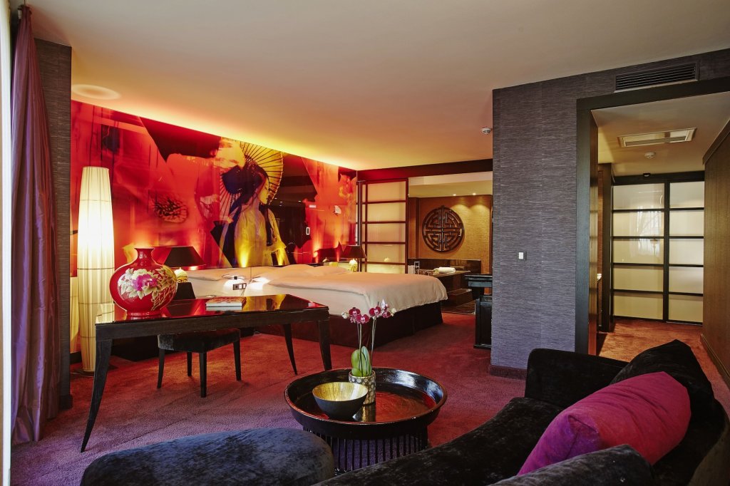 Savoy 16