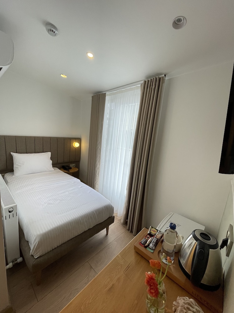 Meshk Airport Hotel 15