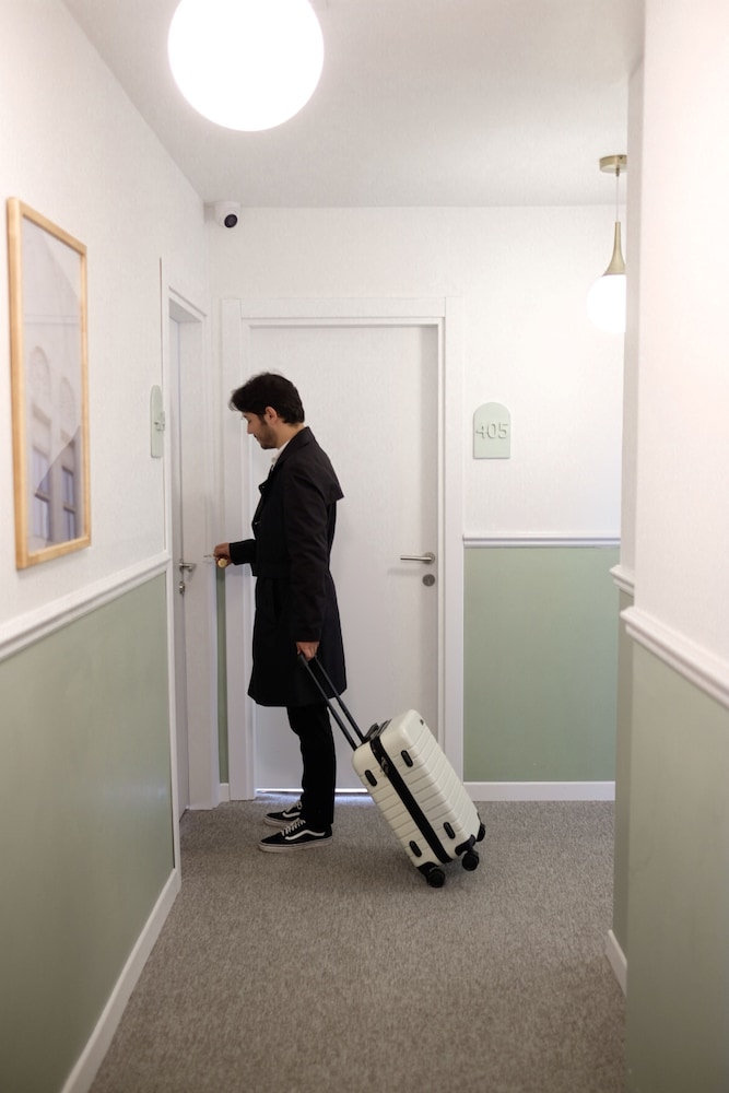Meshk Airport Hotel 18