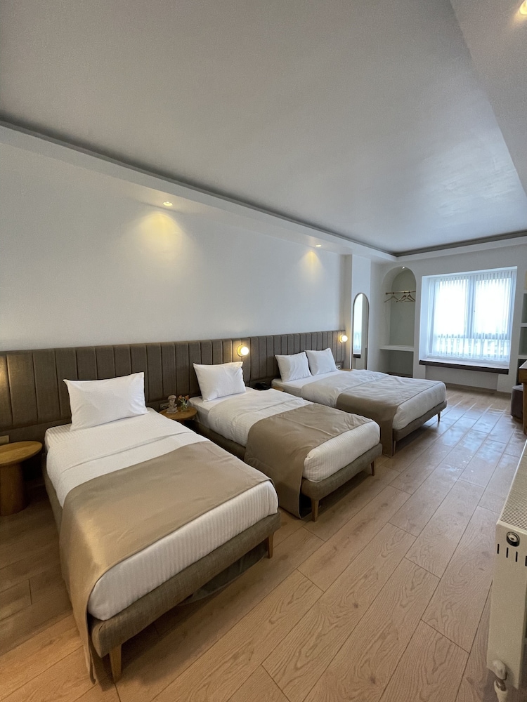 Meshk Airport Hotel 13