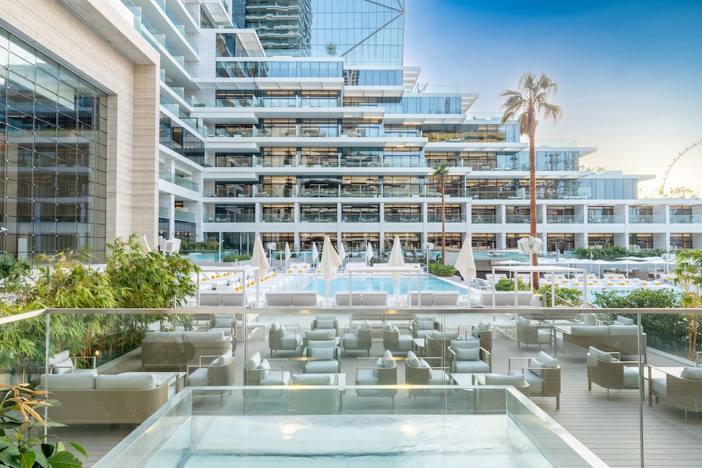 FIVE Luxe 5