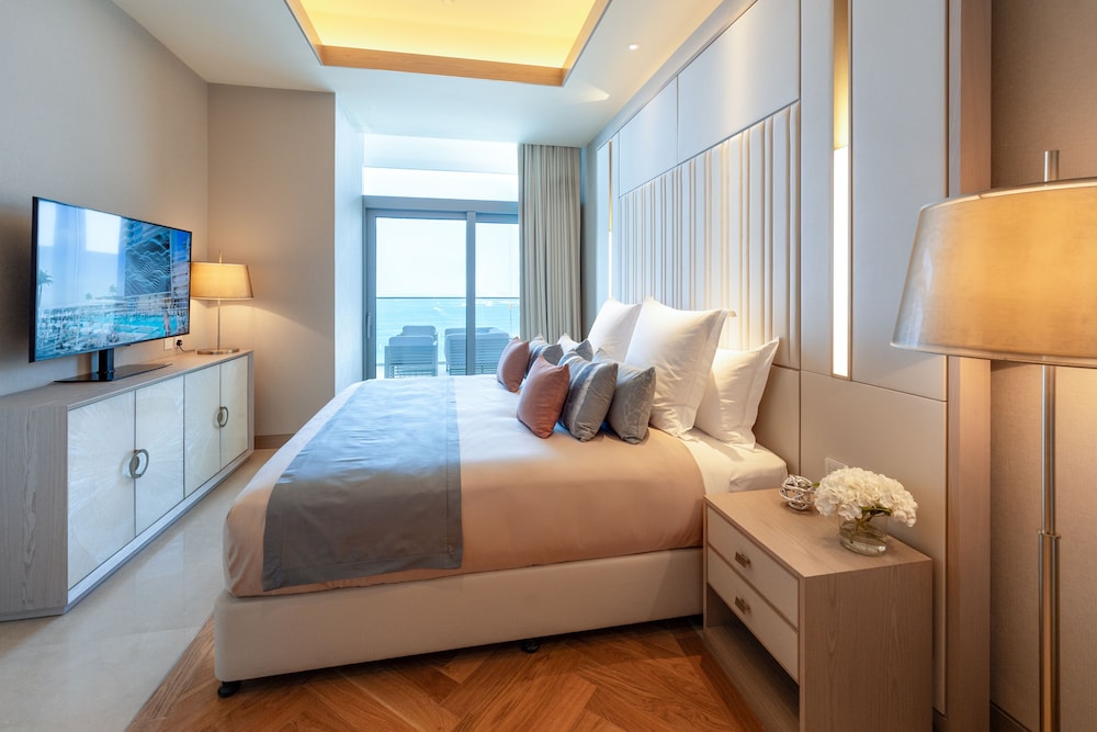 FIVE Luxe 18