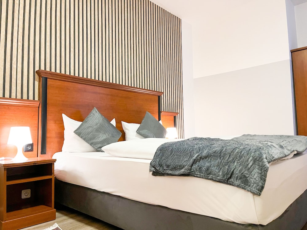 City Hotel West 11
