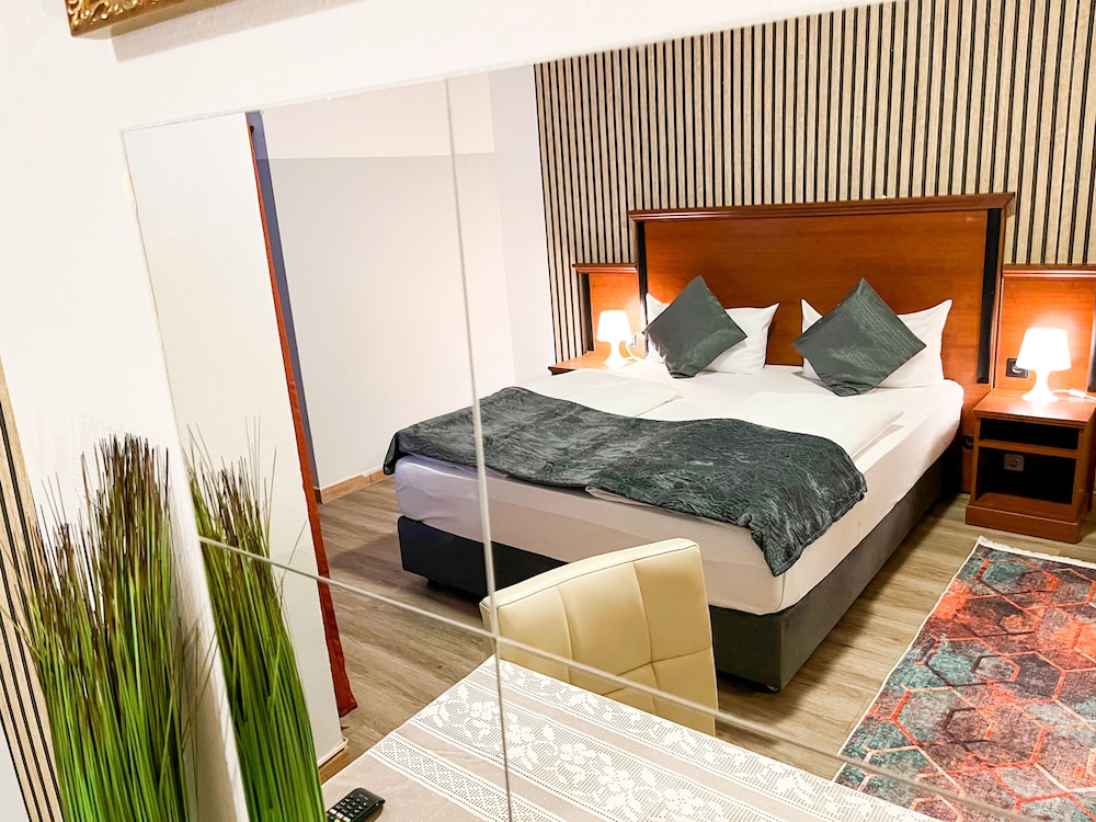 City Hotel West 1