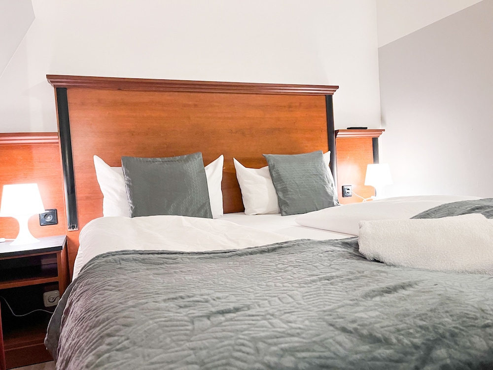 City Hotel West 10
