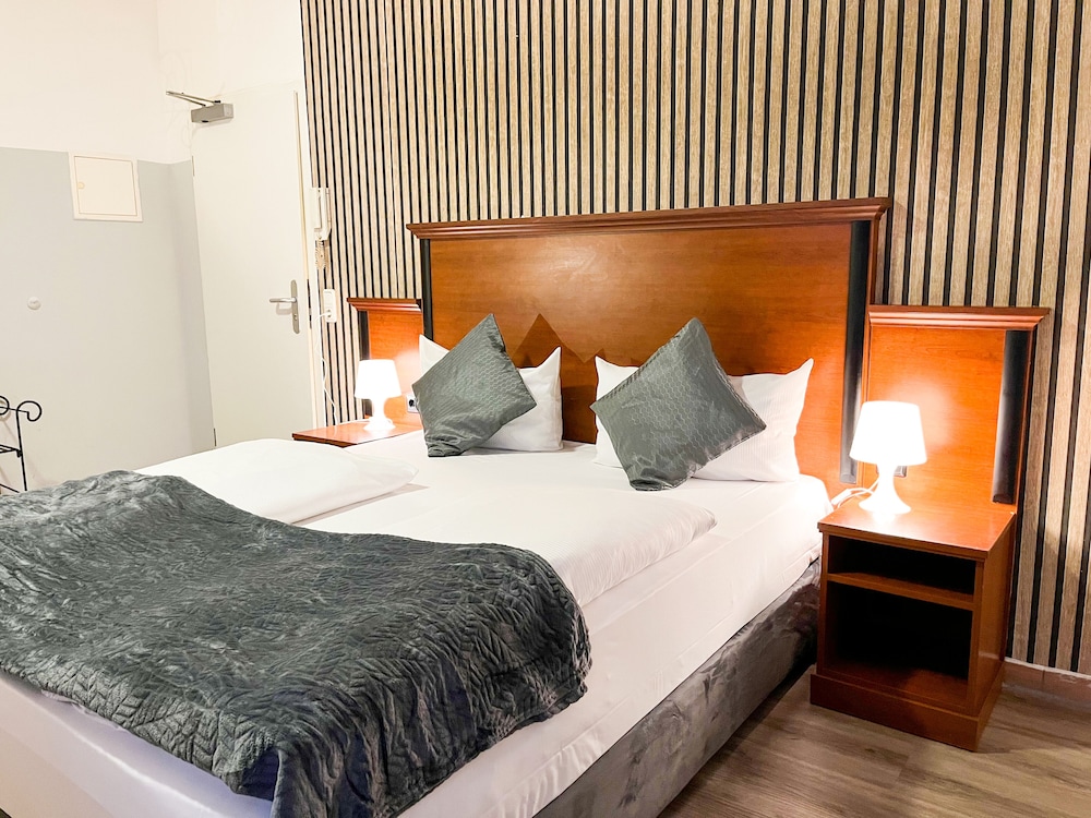 City Hotel West 7