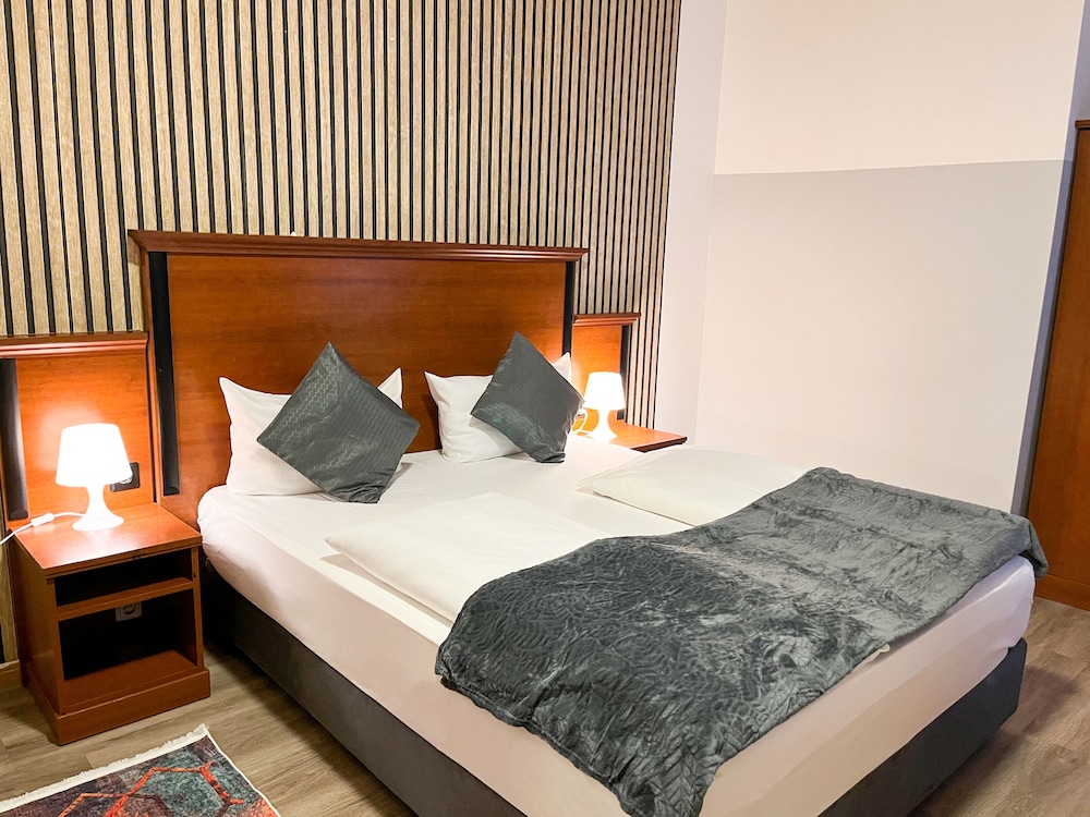 City Hotel West 8