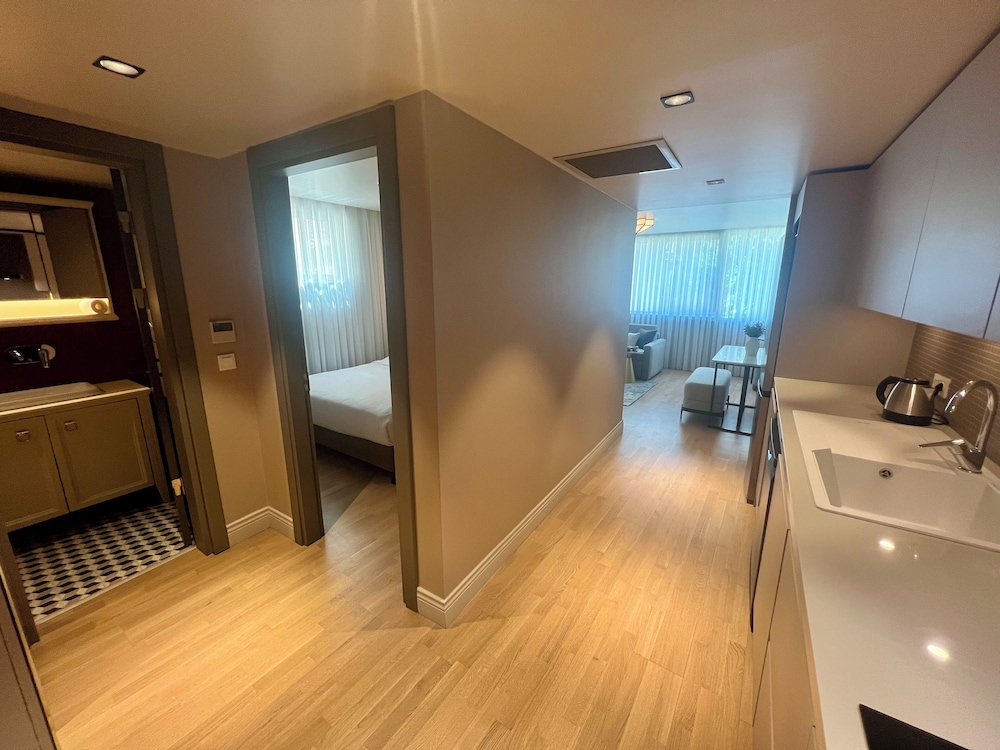 Weingart Suites Hotel 4