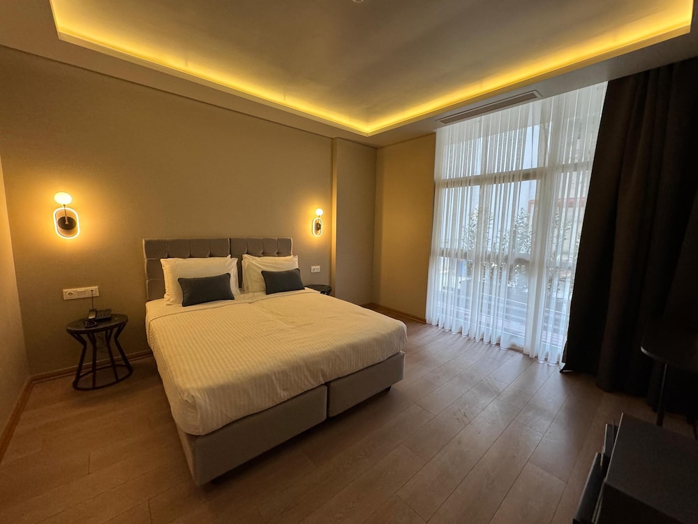 Weingart Suites Hotel 18