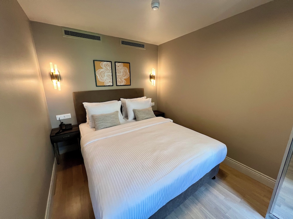 Weingart Suites Hotel 13