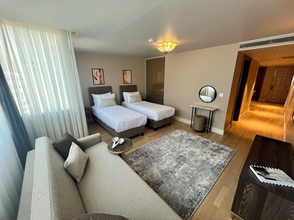 Weingart Suites Hotel 8