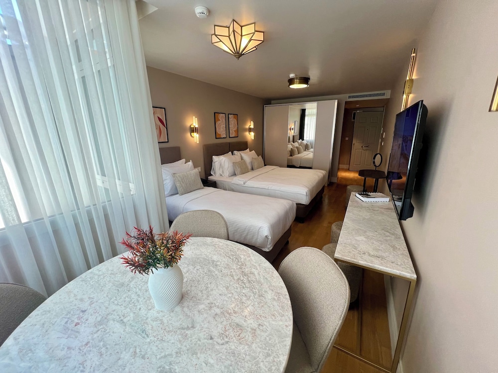 Weingart Suites Hotel 10