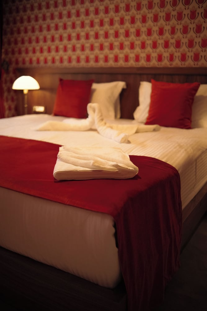 74 Otel 16