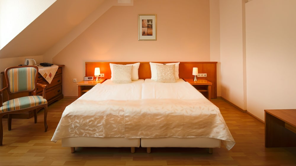 Carlton Mayfair 8