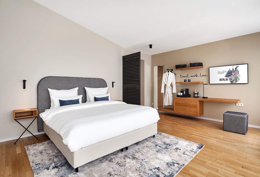 June Six Hotel 15