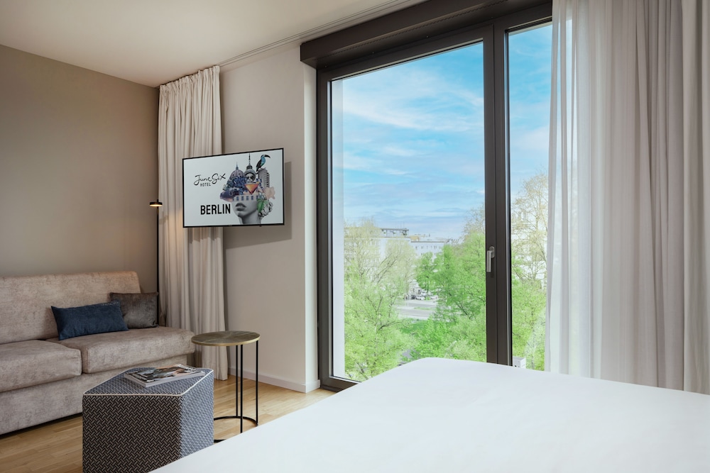 June Six Hotel 8