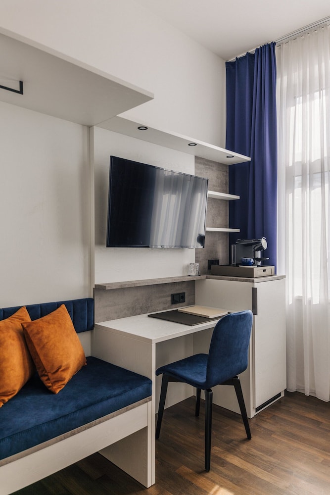 East-Side Hotel 8